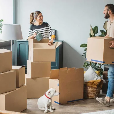 Couple-packing-their-stuff-to-move